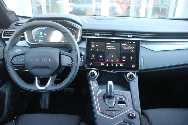 Lynk & Co 01 1.5 261PK PHEV | NIEUW MODEL! DONKERE HEMEL BEKLEDING | PANORAMA SCHUIF / KANTELDAK | INFINTY AUDIO | DODEHOEK DETECTIE | NAVIGATIE | DASHBOARD CAMERA | ELEKTRISCHE STOELVERSTELLING MET GEHEUGEN FUNCTIE | DAB+ RADIO | DRAADLOZE APPLE CARPLAY/ANDROID AUTO | DRAADLOZE TELEFOONLADER | ELEKTRISCH BEDIENBARE ACHTERKLEP | STOEL VERWARMING | 360° CAMERA | DODEHOEK DETECTIE | ZWARTE HEMEL BEKLEDING | KEYLESS ENTRY/START | 20" LICHTMETALEN VELGEN |