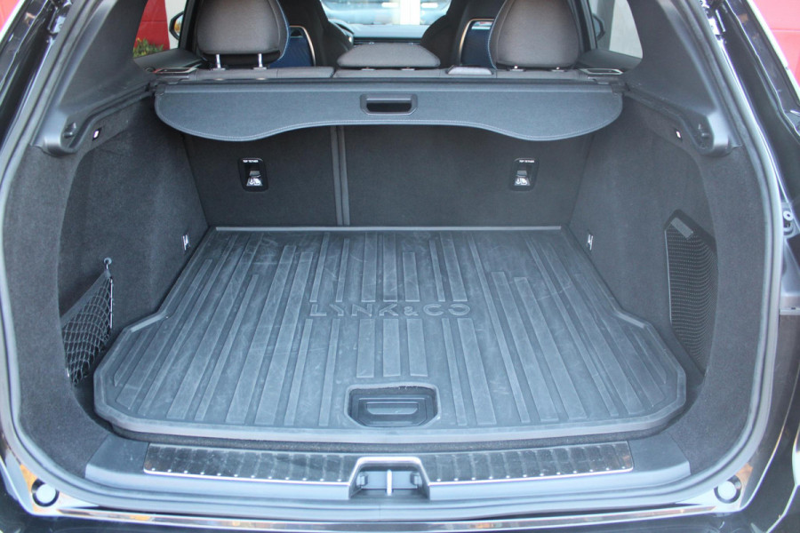 Lynk & Co 01 1.5 261PK PHEV | NIEUW MODEL! DONKERE HEMEL BEKLEDING | PANORAMA SCHUIF / KANTELDAK | INFINTY AUDIO | DODEHOEK DETECTIE | NAVIGATIE | DASHBOARD CAMERA | ELEKTRISCHE STOELVERSTELLING MET GEHEUGEN FUNCTIE | DAB+ RADIO | DRAADLOZE APPLE CARPLAY/ANDROID AUTO | DRAADLOZE TELEFOONLADER | ELEKTRISCH BEDIENBARE ACHTERKLEP | STOEL VERWARMING | 360° CAMERA | DODEHOEK DETECTIE | ZWARTE HEMEL BEKLEDING | KEYLESS ENTRY/START | 20" LICHTMETALEN VELGEN |