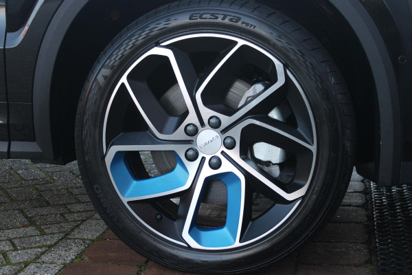 Lynk & Co 01 1.5 261PK PHEV | NIEUW MODEL! DONKERE HEMEL BEKLEDING | PANORAMA SCHUIF / KANTELDAK | INFINTY AUDIO | DODEHOEK DETECTIE | NAVIGATIE | DASHBOARD CAMERA | ELEKTRISCHE STOELVERSTELLING MET GEHEUGEN FUNCTIE | DAB+ RADIO | DRAADLOZE APPLE CARPLAY/ANDROID AUTO | DRAADLOZE TELEFOONLADER | ELEKTRISCH BEDIENBARE ACHTERKLEP | STOEL VERWARMING | 360° CAMERA | DODEHOEK DETECTIE | ZWARTE HEMEL BEKLEDING | KEYLESS ENTRY/START | 20" LICHTMETALEN VELGEN |