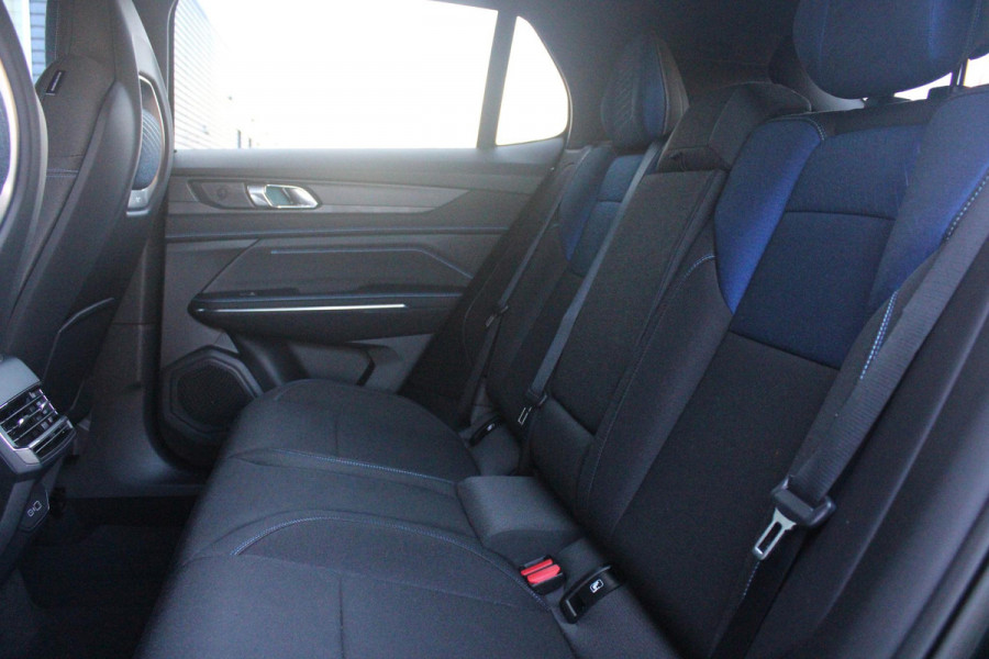 Lynk & Co 01 1.5 261PK PHEV | NIEUW MODEL! DONKERE HEMEL BEKLEDING | PANORAMA SCHUIF / KANTELDAK | INFINTY AUDIO | DODEHOEK DETECTIE | NAVIGATIE | DASHBOARD CAMERA | ELEKTRISCHE STOELVERSTELLING MET GEHEUGEN FUNCTIE | DAB+ RADIO | DRAADLOZE APPLE CARPLAY/ANDROID AUTO | DRAADLOZE TELEFOONLADER | ELEKTRISCH BEDIENBARE ACHTERKLEP | STOEL VERWARMING | 360° CAMERA | DODEHOEK DETECTIE | ZWARTE HEMEL BEKLEDING | KEYLESS ENTRY/START | 20" LICHTMETALEN VELGEN |