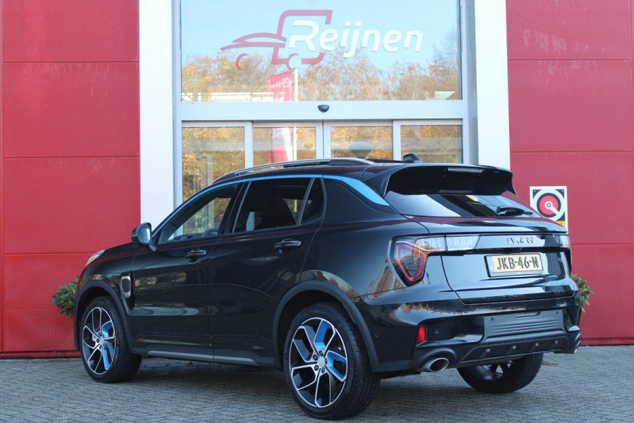 Lynk & Co 01 1.5 261PK PHEV | NIEUW MODEL! DONKERE HEMEL BEKLEDING | PANORAMA SCHUIF / KANTELDAK | INFINTY AUDIO | DODEHOEK DETECTIE | NAVIGATIE | DASHBOARD CAMERA | ELEKTRISCHE STOELVERSTELLING MET GEHEUGEN FUNCTIE | DAB+ RADIO | DRAADLOZE APPLE CARPLAY/ANDROID AUTO | DRAADLOZE TELEFOONLADER | ELEKTRISCH BEDIENBARE ACHTERKLEP | STOEL VERWARMING | 360° CAMERA | DODEHOEK DETECTIE | ZWARTE HEMEL BEKLEDING | KEYLESS ENTRY/START | 20" LICHTMETALEN VELGEN |