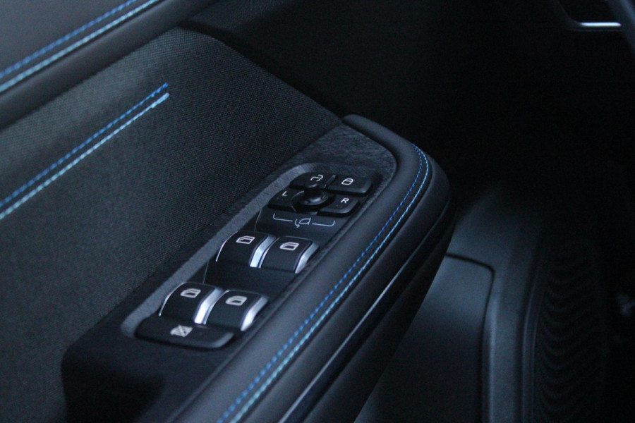 Lynk & Co 01 1.5 261PK PHEV | NIEUW MODEL! DONKERE HEMEL BEKLEDING | PANORAMA SCHUIF / KANTELDAK | INFINTY AUDIO | DODEHOEK DETECTIE | NAVIGATIE | DASHBOARD CAMERA | ELEKTRISCHE STOELVERSTELLING MET GEHEUGEN FUNCTIE | DAB+ RADIO | DRAADLOZE APPLE CARPLAY/ANDROID AUTO | DRAADLOZE TELEFOONLADER | ELEKTRISCH BEDIENBARE ACHTERKLEP | STOEL VERWARMING | 360° CAMERA | DODEHOEK DETECTIE | ZWARTE HEMEL BEKLEDING | KEYLESS ENTRY/START | 20" LICHTMETALEN VELGEN |