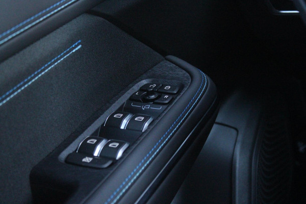 Lynk & Co 01 1.5 261PK PHEV | NIEUW MODEL! DONKERE HEMEL BEKLEDING | PANORAMA SCHUIF / KANTELDAK | INFINTY AUDIO | DODEHOEK DETECTIE | NAVIGATIE | DASHBOARD CAMERA | ELEKTRISCHE STOELVERSTELLING MET GEHEUGEN FUNCTIE | DAB+ RADIO | DRAADLOZE APPLE CARPLAY/ANDROID AUTO | DRAADLOZE TELEFOONLADER | ELEKTRISCH BEDIENBARE ACHTERKLEP | STOEL VERWARMING | 360° CAMERA | DODEHOEK DETECTIE | ZWARTE HEMEL BEKLEDING | KEYLESS ENTRY/START | 20" LICHTMETALEN VELGEN |