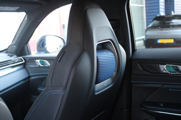 Lynk & Co 01 1.5 261PK PHEV | NIEUW MODEL! DONKERE HEMEL BEKLEDING | PANORAMA SCHUIF / KANTELDAK | INFINTY AUDIO | DODEHOEK DETECTIE | NAVIGATIE | DASHBOARD CAMERA | ELEKTRISCHE STOELVERSTELLING MET GEHEUGEN FUNCTIE | DAB+ RADIO | DRAADLOZE APPLE CARPLAY/ANDROID AUTO | DRAADLOZE TELEFOONLADER | ELEKTRISCH BEDIENBARE ACHTERKLEP | STOEL VERWARMING | 360° CAMERA | DODEHOEK DETECTIE | ZWARTE HEMEL BEKLEDING | KEYLESS ENTRY/START | 20" LICHTMETALEN VELGEN |