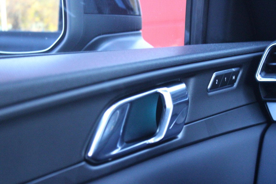 Lynk & Co 01 1.5 261PK PHEV | NIEUW MODEL! DONKERE HEMEL BEKLEDING | PANORAMA SCHUIF / KANTELDAK | INFINTY AUDIO | DODEHOEK DETECTIE | NAVIGATIE | DASHBOARD CAMERA | ELEKTRISCHE STOELVERSTELLING MET GEHEUGEN FUNCTIE | DAB+ RADIO | DRAADLOZE APPLE CARPLAY/ANDROID AUTO | DRAADLOZE TELEFOONLADER | ELEKTRISCH BEDIENBARE ACHTERKLEP | STOEL VERWARMING | 360° CAMERA | DODEHOEK DETECTIE | ZWARTE HEMEL BEKLEDING | KEYLESS ENTRY/START | 20" LICHTMETALEN VELGEN |