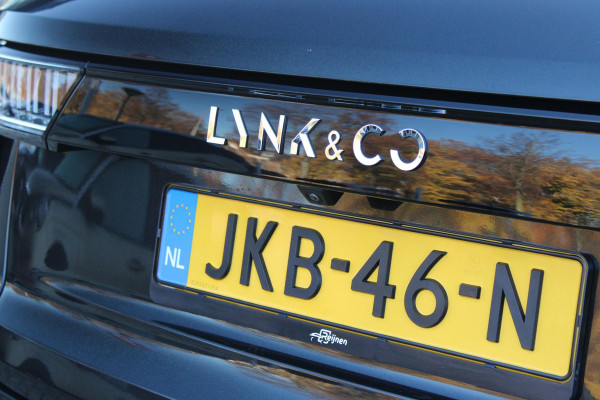 Lynk & Co 01 1.5 261PK PHEV | NIEUW MODEL! DONKERE HEMEL BEKLEDING | PANORAMA SCHUIF / KANTELDAK | INFINTY AUDIO | DODEHOEK DETECTIE | NAVIGATIE | DASHBOARD CAMERA | ELEKTRISCHE STOELVERSTELLING MET GEHEUGEN FUNCTIE | DAB+ RADIO | DRAADLOZE APPLE CARPLAY/ANDROID AUTO | DRAADLOZE TELEFOONLADER | ELEKTRISCH BEDIENBARE ACHTERKLEP | STOEL VERWARMING | 360° CAMERA | DODEHOEK DETECTIE | ZWARTE HEMEL BEKLEDING | KEYLESS ENTRY/START | 20" LICHTMETALEN VELGEN |