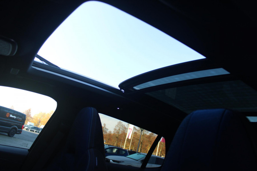 Lynk & Co 01 1.5 261PK PHEV | NIEUW MODEL! DONKERE HEMEL BEKLEDING | PANORAMA SCHUIF / KANTELDAK | INFINTY AUDIO | DODEHOEK DETECTIE | NAVIGATIE | DASHBOARD CAMERA | ELEKTRISCHE STOELVERSTELLING MET GEHEUGEN FUNCTIE | DAB+ RADIO | DRAADLOZE APPLE CARPLAY/ANDROID AUTO | DRAADLOZE TELEFOONLADER | ELEKTRISCH BEDIENBARE ACHTERKLEP | STOEL VERWARMING | 360° CAMERA | DODEHOEK DETECTIE | ZWARTE HEMEL BEKLEDING | KEYLESS ENTRY/START | 20" LICHTMETALEN VELGEN |