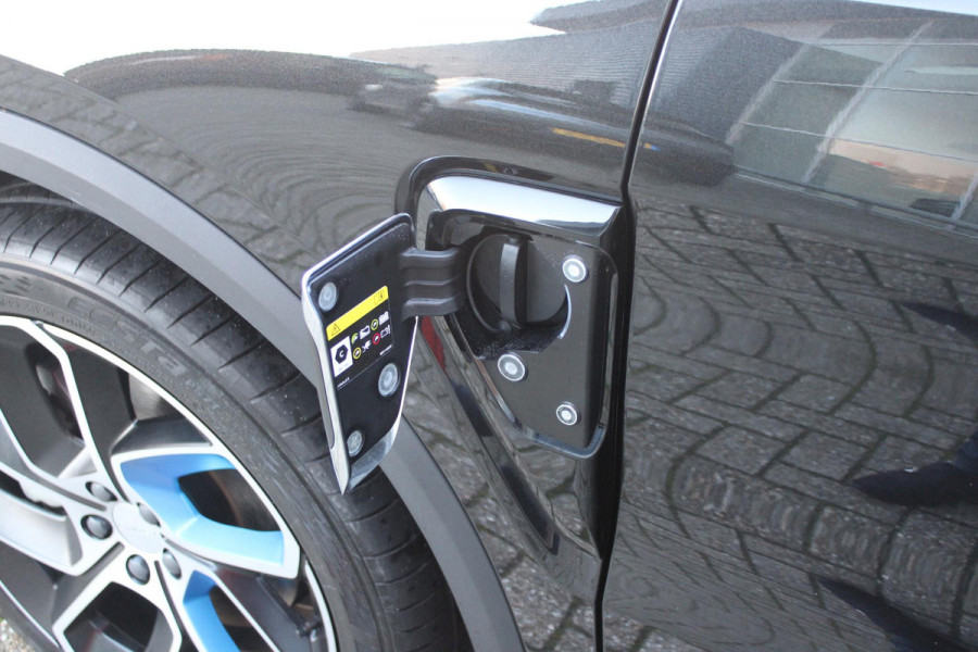 Lynk & Co 01 1.5 261PK PHEV | NIEUW MODEL! DONKERE HEMEL BEKLEDING | PANORAMA SCHUIF / KANTELDAK | INFINTY AUDIO | DODEHOEK DETECTIE | NAVIGATIE | DASHBOARD CAMERA | ELEKTRISCHE STOELVERSTELLING MET GEHEUGEN FUNCTIE | DAB+ RADIO | DRAADLOZE APPLE CARPLAY/ANDROID AUTO | DRAADLOZE TELEFOONLADER | ELEKTRISCH BEDIENBARE ACHTERKLEP | STOEL VERWARMING | 360° CAMERA | DODEHOEK DETECTIE | ZWARTE HEMEL BEKLEDING | KEYLESS ENTRY/START | 20" LICHTMETALEN VELGEN |