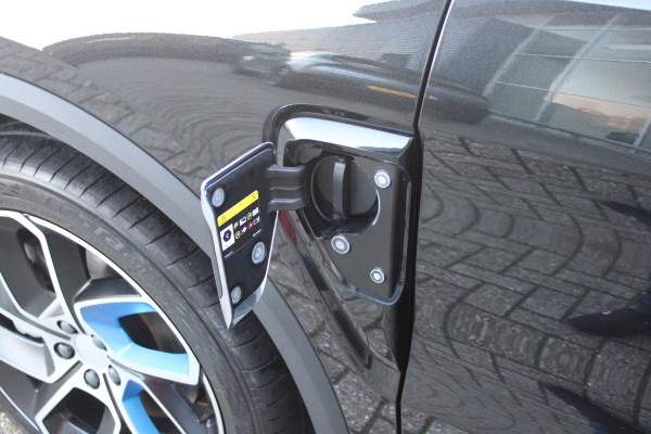 Lynk & Co 01 1.5 261PK PHEV | NIEUW MODEL! DONKERE HEMEL BEKLEDING | PANORAMA SCHUIF / KANTELDAK | INFINTY AUDIO | DODEHOEK DETECTIE | NAVIGATIE | DASHBOARD CAMERA | ELEKTRISCHE STOELVERSTELLING MET GEHEUGEN FUNCTIE | DAB+ RADIO | DRAADLOZE APPLE CARPLAY/ANDROID AUTO | DRAADLOZE TELEFOONLADER | ELEKTRISCH BEDIENBARE ACHTERKLEP | STOEL VERWARMING | 360° CAMERA | DODEHOEK DETECTIE | ZWARTE HEMEL BEKLEDING | KEYLESS ENTRY/START | 20" LICHTMETALEN VELGEN |