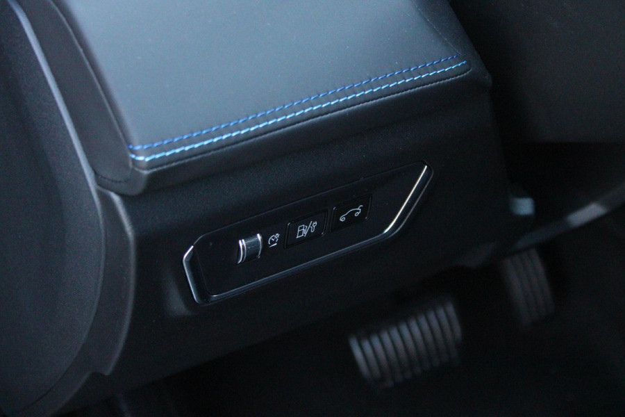 Lynk & Co 01 1.5 261PK PHEV | NIEUW MODEL! DONKERE HEMEL BEKLEDING | PANORAMA SCHUIF / KANTELDAK | INFINTY AUDIO | DODEHOEK DETECTIE | NAVIGATIE | DASHBOARD CAMERA | ELEKTRISCHE STOELVERSTELLING MET GEHEUGEN FUNCTIE | DAB+ RADIO | DRAADLOZE APPLE CARPLAY/ANDROID AUTO | DRAADLOZE TELEFOONLADER | ELEKTRISCH BEDIENBARE ACHTERKLEP | STOEL VERWARMING | 360° CAMERA | DODEHOEK DETECTIE | ZWARTE HEMEL BEKLEDING | KEYLESS ENTRY/START | 20" LICHTMETALEN VELGEN |