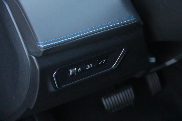 Lynk & Co 01 1.5 261PK PHEV | NIEUW MODEL! DONKERE HEMEL BEKLEDING | PANORAMA SCHUIF / KANTELDAK | INFINTY AUDIO | DODEHOEK DETECTIE | NAVIGATIE | DASHBOARD CAMERA | ELEKTRISCHE STOELVERSTELLING MET GEHEUGEN FUNCTIE | DAB+ RADIO | DRAADLOZE APPLE CARPLAY/ANDROID AUTO | DRAADLOZE TELEFOONLADER | ELEKTRISCH BEDIENBARE ACHTERKLEP | STOEL VERWARMING | 360° CAMERA | DODEHOEK DETECTIE | ZWARTE HEMEL BEKLEDING | KEYLESS ENTRY/START | 20" LICHTMETALEN VELGEN |