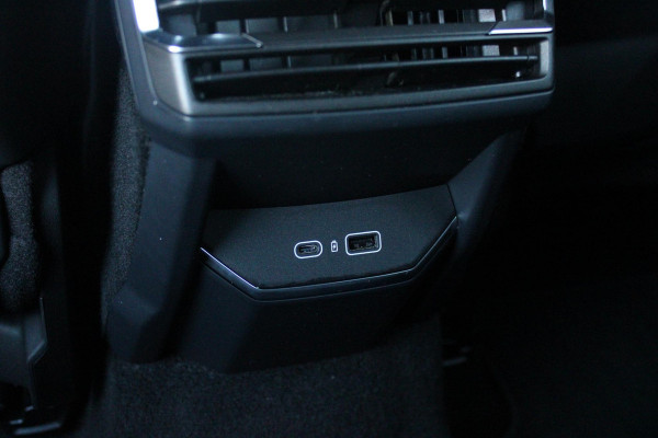 Lynk & Co 01 1.5 261PK PHEV | NIEUW MODEL! DONKERE HEMEL BEKLEDING | PANORAMA SCHUIF / KANTELDAK | INFINTY AUDIO | DODEHOEK DETECTIE | NAVIGATIE | DASHBOARD CAMERA | ELEKTRISCHE STOELVERSTELLING MET GEHEUGEN FUNCTIE | DAB+ RADIO | DRAADLOZE APPLE CARPLAY/ANDROID AUTO | DRAADLOZE TELEFOONLADER | ELEKTRISCH BEDIENBARE ACHTERKLEP | STOEL VERWARMING | 360° CAMERA | DODEHOEK DETECTIE | ZWARTE HEMEL BEKLEDING | KEYLESS ENTRY/START | 20" LICHTMETALEN VELGEN |