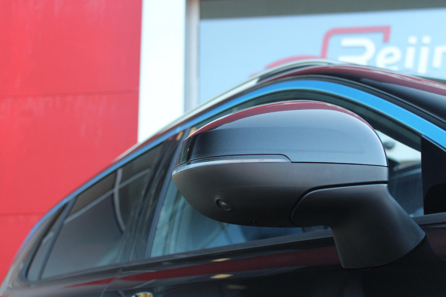 Lynk & Co 01 1.5 261PK PHEV | NIEUW MODEL! DONKERE HEMEL BEKLEDING | PANORAMA SCHUIF / KANTELDAK | INFINTY AUDIO | DODEHOEK DETECTIE | NAVIGATIE | DASHBOARD CAMERA | ELEKTRISCHE STOELVERSTELLING MET GEHEUGEN FUNCTIE | DAB+ RADIO | DRAADLOZE APPLE CARPLAY/ANDROID AUTO | DRAADLOZE TELEFOONLADER | ELEKTRISCH BEDIENBARE ACHTERKLEP | STOEL VERWARMING | 360° CAMERA | DODEHOEK DETECTIE | ZWARTE HEMEL BEKLEDING | KEYLESS ENTRY/START | 20" LICHTMETALEN VELGEN |