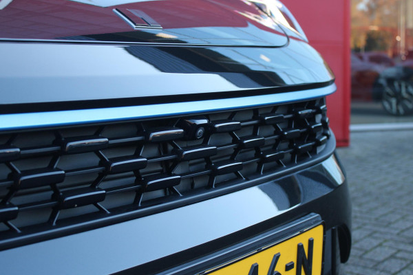 Lynk & Co 01 1.5 261PK PHEV | NIEUW MODEL! DONKERE HEMEL BEKLEDING | PANORAMA SCHUIF / KANTELDAK | INFINTY AUDIO | DODEHOEK DETECTIE | NAVIGATIE | DASHBOARD CAMERA | ELEKTRISCHE STOELVERSTELLING MET GEHEUGEN FUNCTIE | DAB+ RADIO | DRAADLOZE APPLE CARPLAY/ANDROID AUTO | DRAADLOZE TELEFOONLADER | ELEKTRISCH BEDIENBARE ACHTERKLEP | STOEL VERWARMING | 360° CAMERA | DODEHOEK DETECTIE | ZWARTE HEMEL BEKLEDING | KEYLESS ENTRY/START | 20" LICHTMETALEN VELGEN |