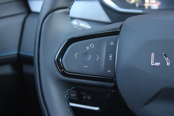 Lynk & Co 01 1.5 261PK PHEV | NIEUW MODEL! DONKERE HEMEL BEKLEDING | PANORAMA SCHUIF / KANTELDAK | INFINTY AUDIO | DODEHOEK DETECTIE | NAVIGATIE | DASHBOARD CAMERA | ELEKTRISCHE STOELVERSTELLING MET GEHEUGEN FUNCTIE | DAB+ RADIO | DRAADLOZE APPLE CARPLAY/ANDROID AUTO | DRAADLOZE TELEFOONLADER | ELEKTRISCH BEDIENBARE ACHTERKLEP | STOEL VERWARMING | 360° CAMERA | DODEHOEK DETECTIE | ZWARTE HEMEL BEKLEDING | KEYLESS ENTRY/START | 20" LICHTMETALEN VELGEN |