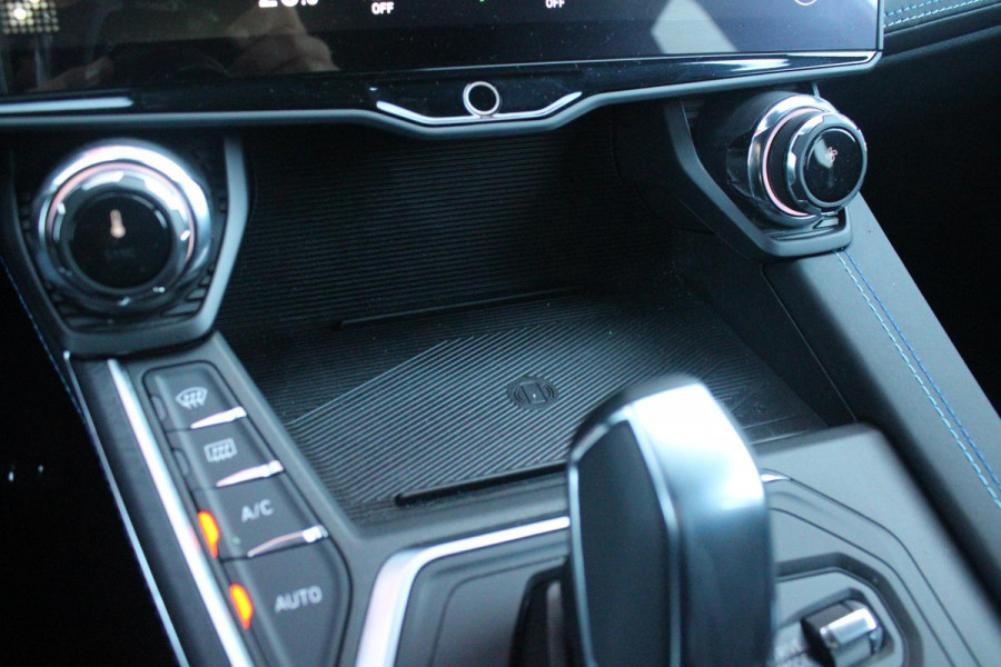 Lynk & Co 01 1.5 261PK PHEV | NIEUW MODEL! DONKERE HEMEL BEKLEDING | PANORAMA SCHUIF / KANTELDAK | INFINTY AUDIO | DODEHOEK DETECTIE | NAVIGATIE | DASHBOARD CAMERA | ELEKTRISCHE STOELVERSTELLING MET GEHEUGEN FUNCTIE | DAB+ RADIO | DRAADLOZE APPLE CARPLAY/ANDROID AUTO | DRAADLOZE TELEFOONLADER | ELEKTRISCH BEDIENBARE ACHTERKLEP | STOEL VERWARMING | 360° CAMERA | DODEHOEK DETECTIE | ZWARTE HEMEL BEKLEDING | KEYLESS ENTRY/START | 20" LICHTMETALEN VELGEN |