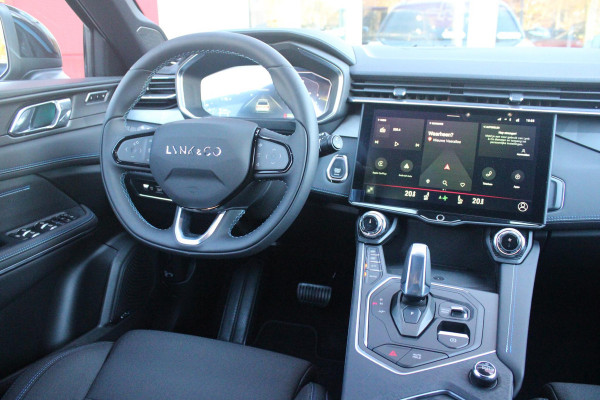 Lynk & Co 01 1.5 261PK PHEV | NIEUW MODEL! DONKERE HEMEL BEKLEDING | PANORAMA SCHUIF / KANTELDAK | INFINTY AUDIO | DODEHOEK DETECTIE | NAVIGATIE | DASHBOARD CAMERA | ELEKTRISCHE STOELVERSTELLING MET GEHEUGEN FUNCTIE | DAB+ RADIO | DRAADLOZE APPLE CARPLAY/ANDROID AUTO | DRAADLOZE TELEFOONLADER | ELEKTRISCH BEDIENBARE ACHTERKLEP | STOEL VERWARMING | 360° CAMERA | DODEHOEK DETECTIE | ZWARTE HEMEL BEKLEDING | KEYLESS ENTRY/START | 20" LICHTMETALEN VELGEN |