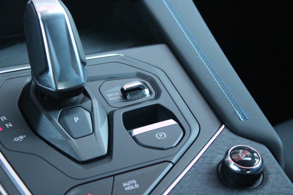 Lynk & Co 01 1.5 261PK PHEV | NIEUW MODEL! DONKERE HEMEL BEKLEDING | PANORAMA SCHUIF / KANTELDAK | INFINTY AUDIO | DODEHOEK DETECTIE | NAVIGATIE | DASHBOARD CAMERA | ELEKTRISCHE STOELVERSTELLING MET GEHEUGEN FUNCTIE | DAB+ RADIO | DRAADLOZE APPLE CARPLAY/ANDROID AUTO | DRAADLOZE TELEFOONLADER | ELEKTRISCH BEDIENBARE ACHTERKLEP | STOEL VERWARMING | 360° CAMERA | DODEHOEK DETECTIE | ZWARTE HEMEL BEKLEDING | KEYLESS ENTRY/START | 20" LICHTMETALEN VELGEN |