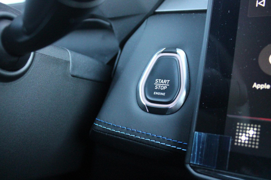 Lynk & Co 01 1.5 261PK PHEV | NIEUW MODEL! DONKERE HEMEL BEKLEDING | PANORAMA SCHUIF / KANTELDAK | INFINTY AUDIO | DODEHOEK DETECTIE | NAVIGATIE | DASHBOARD CAMERA | ELEKTRISCHE STOELVERSTELLING MET GEHEUGEN FUNCTIE | DAB+ RADIO | DRAADLOZE APPLE CARPLAY/ANDROID AUTO | DRAADLOZE TELEFOONLADER | ELEKTRISCH BEDIENBARE ACHTERKLEP | STOEL VERWARMING | 360° CAMERA | DODEHOEK DETECTIE | ZWARTE HEMEL BEKLEDING | KEYLESS ENTRY/START | 20" LICHTMETALEN VELGEN |