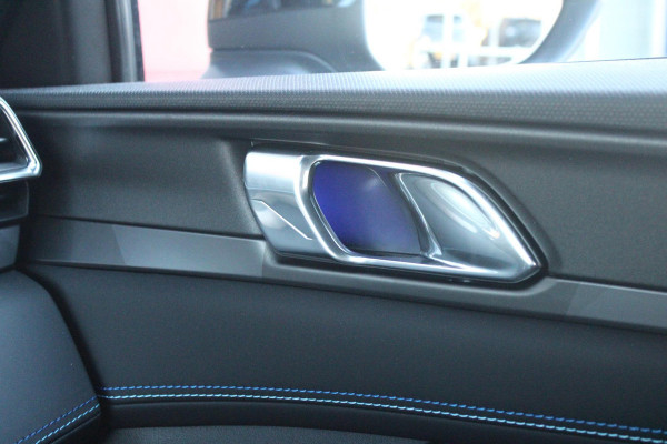 Lynk & Co 01 1.5 261PK PHEV | NIEUW MODEL! DONKERE HEMEL BEKLEDING | PANORAMA SCHUIF / KANTELDAK | INFINTY AUDIO | DODEHOEK DETECTIE | NAVIGATIE | DASHBOARD CAMERA | ELEKTRISCHE STOELVERSTELLING MET GEHEUGEN FUNCTIE | DAB+ RADIO | DRAADLOZE APPLE CARPLAY/ANDROID AUTO | DRAADLOZE TELEFOONLADER | ELEKTRISCH BEDIENBARE ACHTERKLEP | STOEL VERWARMING | 360° CAMERA | DODEHOEK DETECTIE | ZWARTE HEMEL BEKLEDING | KEYLESS ENTRY/START | 20" LICHTMETALEN VELGEN |