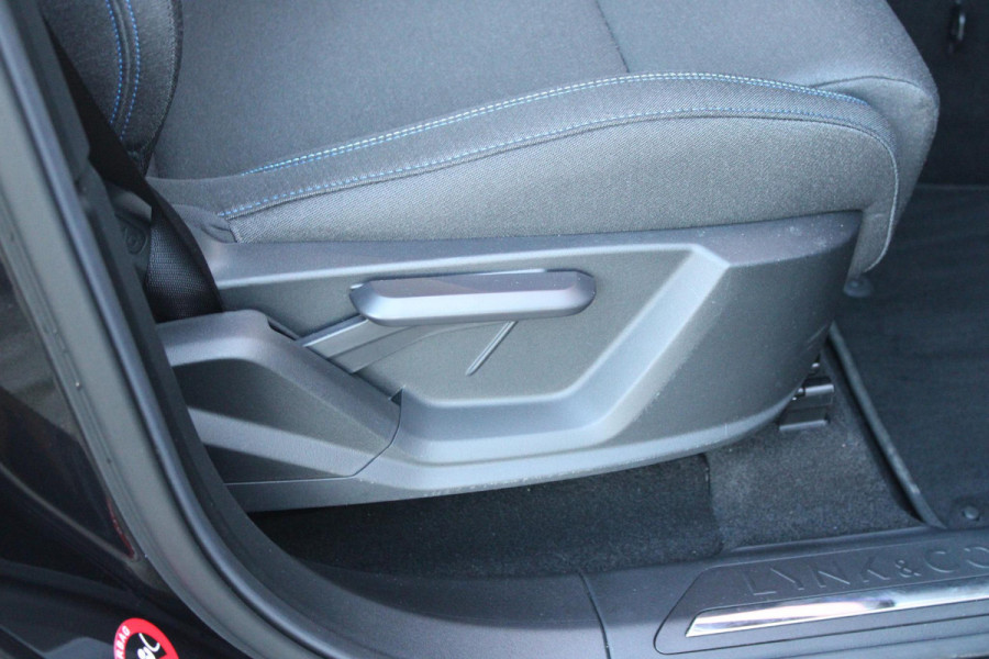 Lynk & Co 01 1.5 261PK PHEV | NIEUW MODEL! DONKERE HEMEL BEKLEDING | PANORAMA SCHUIF / KANTELDAK | INFINTY AUDIO | DODEHOEK DETECTIE | NAVIGATIE | DASHBOARD CAMERA | ELEKTRISCHE STOELVERSTELLING MET GEHEUGEN FUNCTIE | DAB+ RADIO | DRAADLOZE APPLE CARPLAY/ANDROID AUTO | DRAADLOZE TELEFOONLADER | ELEKTRISCH BEDIENBARE ACHTERKLEP | STOEL VERWARMING | 360° CAMERA | DODEHOEK DETECTIE | ZWARTE HEMEL BEKLEDING | KEYLESS ENTRY/START | 20" LICHTMETALEN VELGEN |