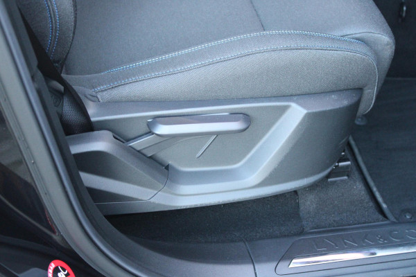 Lynk & Co 01 1.5 261PK PHEV | NIEUW MODEL! DONKERE HEMEL BEKLEDING | PANORAMA SCHUIF / KANTELDAK | INFINTY AUDIO | DODEHOEK DETECTIE | NAVIGATIE | DASHBOARD CAMERA | ELEKTRISCHE STOELVERSTELLING MET GEHEUGEN FUNCTIE | DAB+ RADIO | DRAADLOZE APPLE CARPLAY/ANDROID AUTO | DRAADLOZE TELEFOONLADER | ELEKTRISCH BEDIENBARE ACHTERKLEP | STOEL VERWARMING | 360° CAMERA | DODEHOEK DETECTIE | ZWARTE HEMEL BEKLEDING | KEYLESS ENTRY/START | 20" LICHTMETALEN VELGEN |