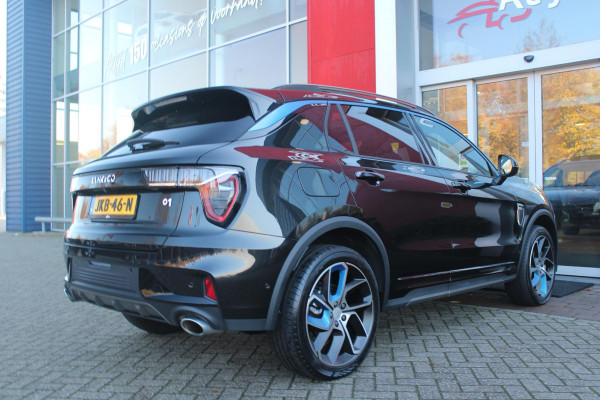Lynk & Co 01 1.5 261PK PHEV | NIEUW MODEL! DONKERE HEMEL BEKLEDING | PANORAMA SCHUIF / KANTELDAK | INFINTY AUDIO | DODEHOEK DETECTIE | NAVIGATIE | DASHBOARD CAMERA | ELEKTRISCHE STOELVERSTELLING MET GEHEUGEN FUNCTIE | DAB+ RADIO | DRAADLOZE APPLE CARPLAY/ANDROID AUTO | DRAADLOZE TELEFOONLADER | ELEKTRISCH BEDIENBARE ACHTERKLEP | STOEL VERWARMING | 360° CAMERA | DODEHOEK DETECTIE | ZWARTE HEMEL BEKLEDING | KEYLESS ENTRY/START | 20" LICHTMETALEN VELGEN |