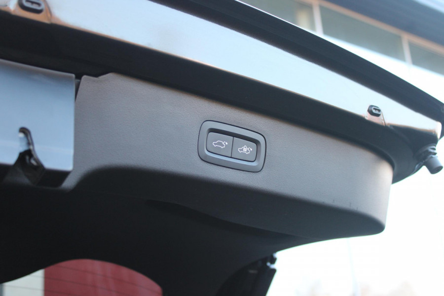 Lynk & Co 01 1.5 261PK PHEV | NIEUW MODEL! DONKERE HEMEL BEKLEDING | PANORAMA SCHUIF / KANTELDAK | INFINTY AUDIO | DODEHOEK DETECTIE | NAVIGATIE | DASHBOARD CAMERA | ELEKTRISCHE STOELVERSTELLING MET GEHEUGEN FUNCTIE | DAB+ RADIO | DRAADLOZE APPLE CARPLAY/ANDROID AUTO | DRAADLOZE TELEFOONLADER | ELEKTRISCH BEDIENBARE ACHTERKLEP | STOEL VERWARMING | 360° CAMERA | DODEHOEK DETECTIE | ZWARTE HEMEL BEKLEDING | KEYLESS ENTRY/START | 20" LICHTMETALEN VELGEN |