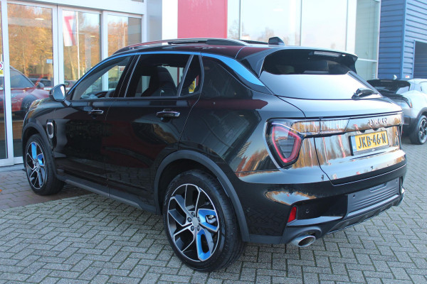 Lynk & Co 01 1.5 261PK PHEV | NIEUW MODEL! DONKERE HEMEL BEKLEDING | PANORAMA SCHUIF / KANTELDAK | INFINTY AUDIO | DODEHOEK DETECTIE | NAVIGATIE | DASHBOARD CAMERA | ELEKTRISCHE STOELVERSTELLING MET GEHEUGEN FUNCTIE | DAB+ RADIO | DRAADLOZE APPLE CARPLAY/ANDROID AUTO | DRAADLOZE TELEFOONLADER | ELEKTRISCH BEDIENBARE ACHTERKLEP | STOEL VERWARMING | 360° CAMERA | DODEHOEK DETECTIE | ZWARTE HEMEL BEKLEDING | KEYLESS ENTRY/START | 20" LICHTMETALEN VELGEN |
