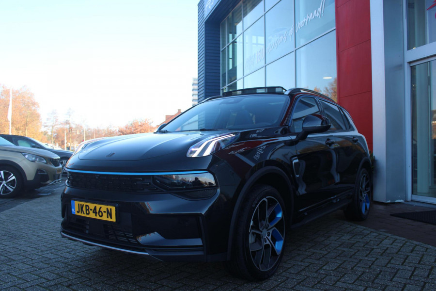 Lynk & Co 01 1.5 261PK PHEV | NIEUW MODEL! DONKERE HEMEL BEKLEDING | PANORAMA SCHUIF / KANTELDAK | INFINTY AUDIO | DODEHOEK DETECTIE | NAVIGATIE | DASHBOARD CAMERA | ELEKTRISCHE STOELVERSTELLING MET GEHEUGEN FUNCTIE | DAB+ RADIO | DRAADLOZE APPLE CARPLAY/ANDROID AUTO | DRAADLOZE TELEFOONLADER | ELEKTRISCH BEDIENBARE ACHTERKLEP | STOEL VERWARMING | 360° CAMERA | DODEHOEK DETECTIE | ZWARTE HEMEL BEKLEDING | KEYLESS ENTRY/START | 20" LICHTMETALEN VELGEN |
