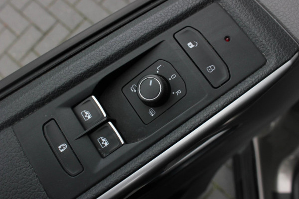 Volkswagen Transporter 2.0 TDI L2H1 204PK JB- EDITION DSG / PDC / VERLAGINGSVEREN / LEDEREN BEKLEDING / FULL / APPLE CARPLAY /NAVI
