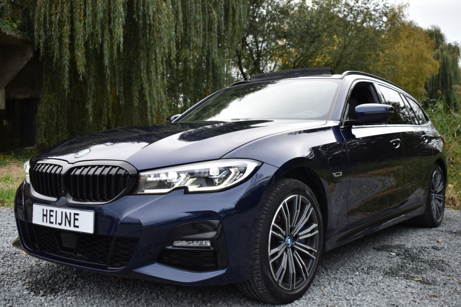 BMW 3 Serie Touring 330e 290PK M-SPORT HIGH EXECUTIVE 360-CAMERA/HEAD-UP/PANORAMADAK