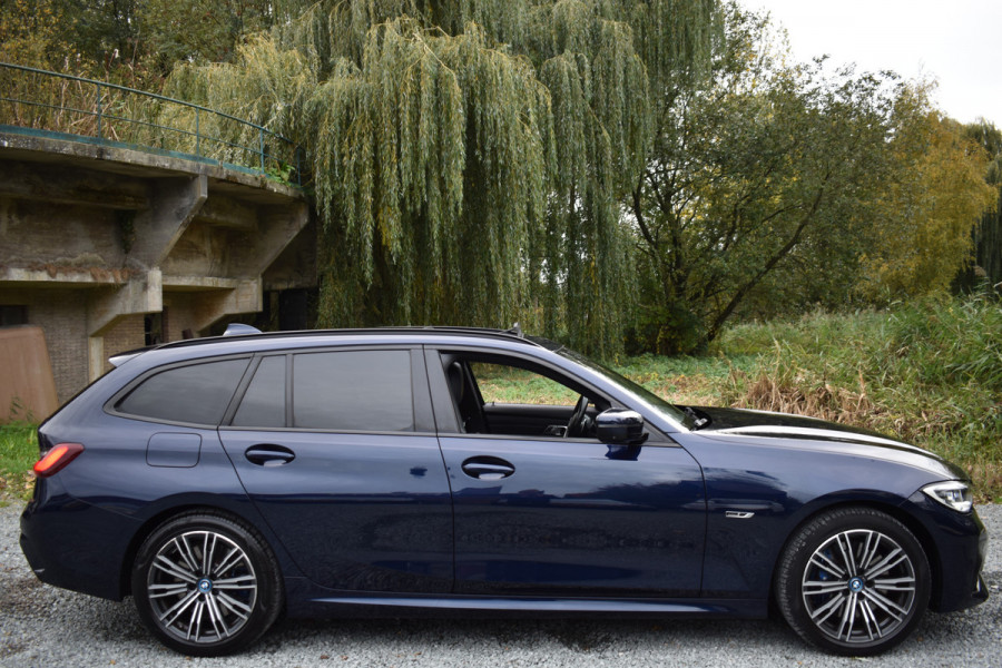 BMW 3 Serie Touring 330e 290PK M-SPORT HIGH EXECUTIVE 360-CAMERA/HEAD-UP/PANORAMADAK