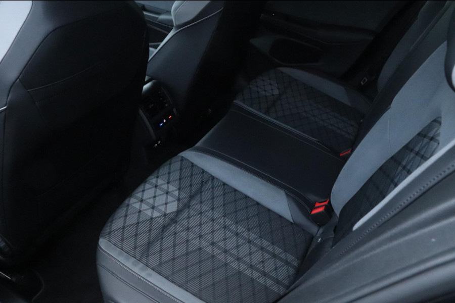 Volkswagen Golf 1.5 eTSI R-Line | DSG | Camera | Carplay!