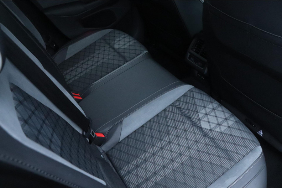 Volkswagen Golf 1.5 eTSI R-Line | DSG | Camera | Carplay!