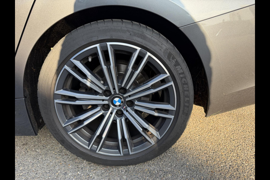 BMW 3 Serie Touring 320i M-SPORT| PANO| ADAP. CRUISE| NET GROOT ONDERHOUD GEHAD, RIJKLAAR| ELEK. ACHTERKLEP| CAMERA|