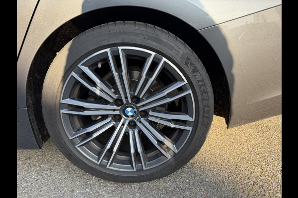 BMW 3 Serie Touring 320i M-SPORT| PANO| ADAP. CRUISE| NET GROOT ONDERHOUD GEHAD, RIJKLAAR| ELEK. ACHTERKLEP| CAMERA|