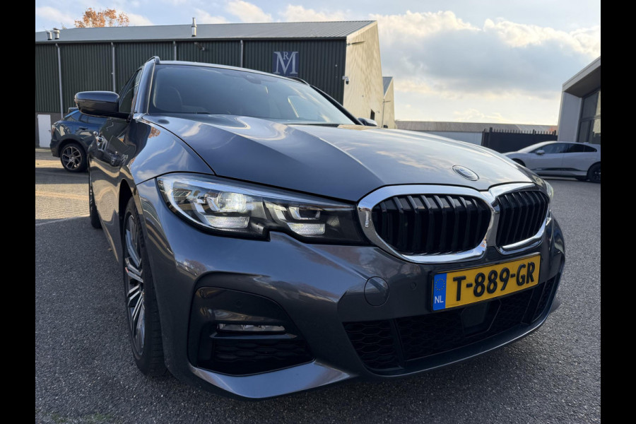 BMW 3 Serie Touring 320i M-SPORT| PANO| ADAP. CRUISE| NET GROOT ONDERHOUD GEHAD, RIJKLAAR| ELEK. ACHTERKLEP| CAMERA|