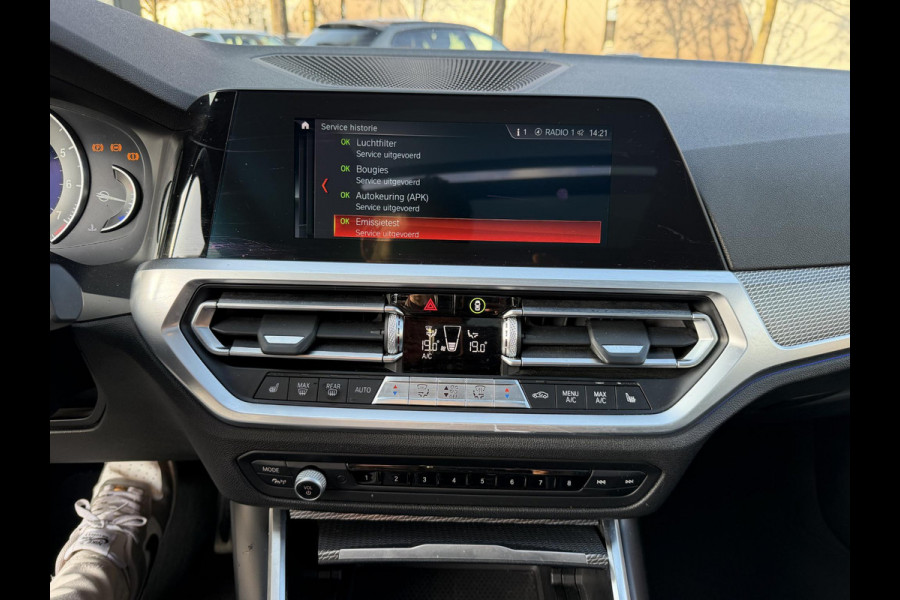 BMW 3 Serie Touring 320i M-SPORT| PANO| ADAP. CRUISE| NET GROOT ONDERHOUD GEHAD, RIJKLAAR| ELEK. ACHTERKLEP| CAMERA|