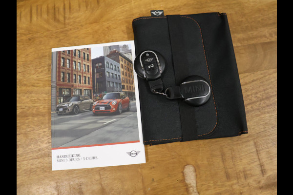 MINI Mini 1.5 Cooper 60 Years Edition JCW [APPLE CARPLAY, HARMAN KARDON, PANORAMA DAK, HEAD UP DISPLAY, STOELVERWARMING, NIEUWSTAAT]