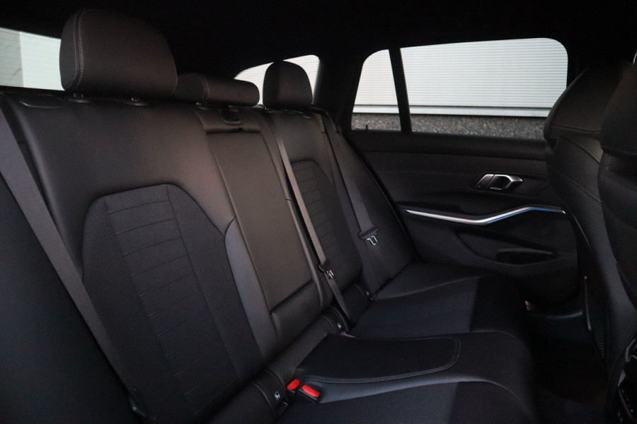 BMW 3 Serie Touring 330e Sport Line / SOH 95% / Hifi / Camera / Sportstoelen /