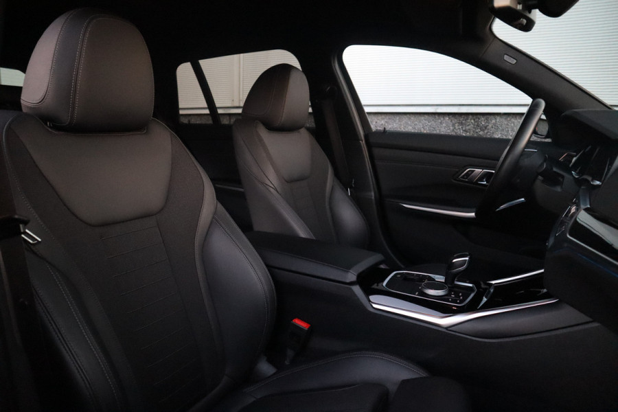 BMW 3 Serie Touring 330e Sport Line / SOH 95% / Hifi / Camera / Sportstoelen /