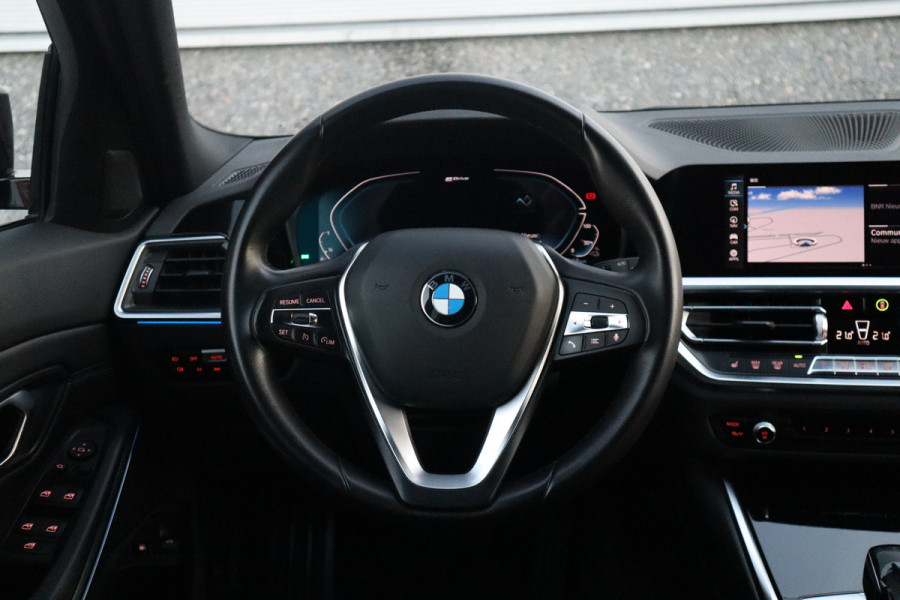 BMW 3 Serie Touring 330e Sport Line / SOH 95% / Hifi / Camera / Sportstoelen /