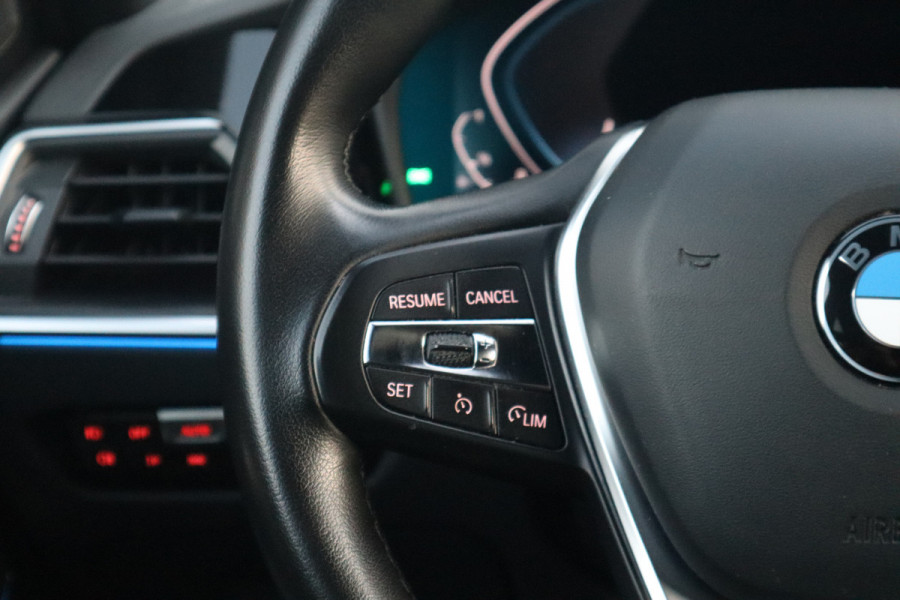 BMW 3 Serie Touring 330e Sport Line / SOH 95% / Hifi / Camera / Sportstoelen /