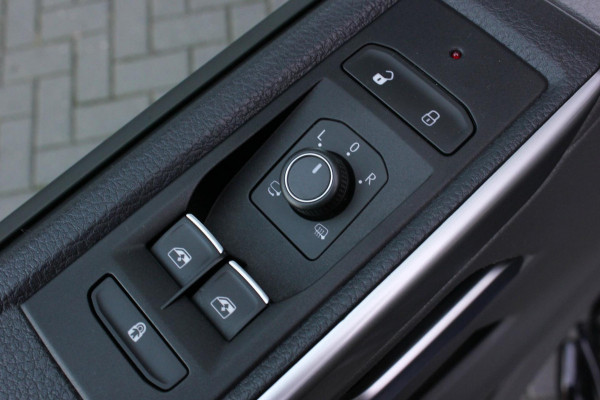 Volkswagen Transporter 2.0 TDI L2H1 30 DC BULLI 150PK DUBBEL CABINE / LEDEREN BEKLEDING / PDC / VERLAGINGSVEREN / APPLE CARPLAY /