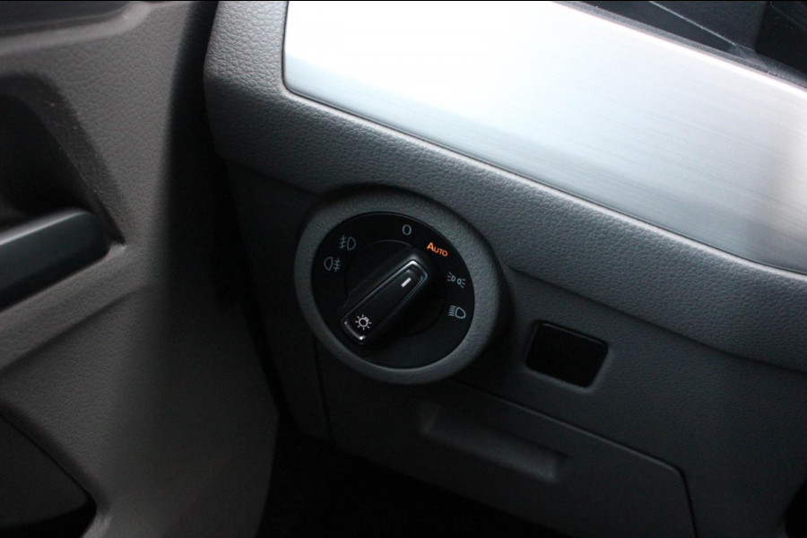 Volkswagen Transporter 2.0 TDI L2H1 30 DC BULLI 150PK DUBBEL CABINE / LEDEREN BEKLEDING / PDC / VERLAGINGSVEREN / APPLE CARPLAY /