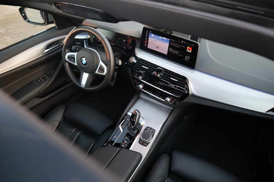 BMW 5 Serie Touring 530i High Executive M-Sport 20inch / Bernina Grau / Pano / Camera / Laser