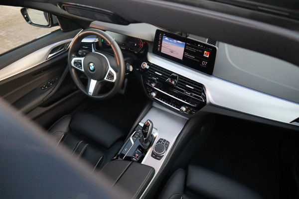 BMW 5 Serie Touring 530i High Executive M-Sport 20inch / Bernina Grau / Pano / Camera / Laser