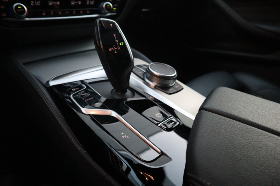 BMW 5 Serie Touring 530i High Executive M-Sport 20inch / Bernina Grau / Pano / Camera / Laser