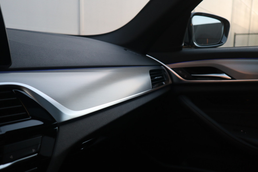 BMW 5 Serie Touring 530i High Executive M-Sport 20inch / Bernina Grau / Pano / Camera / Laser